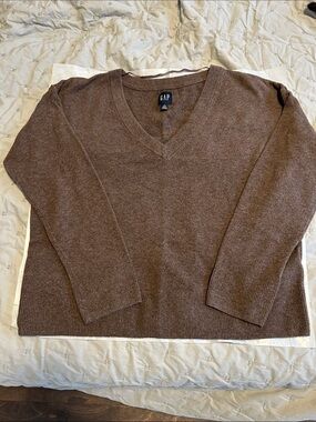 GAP Women's V-Neck Sweater in Chocolate Brown size small